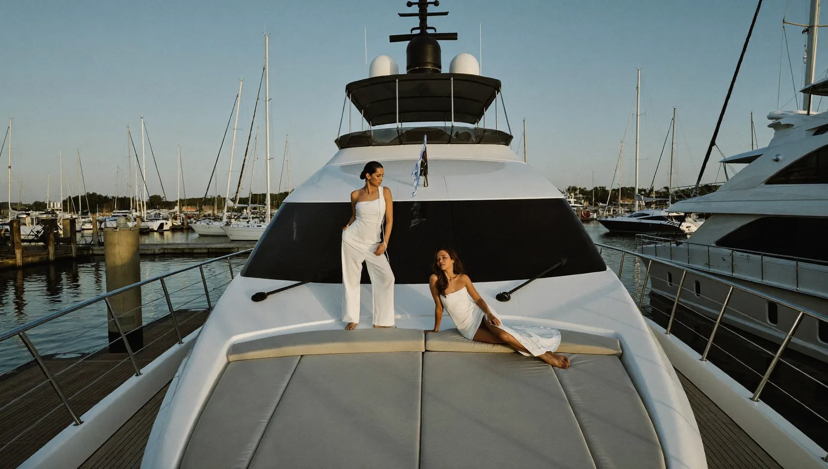 Paar entspannt auf dem Deck einer privaten Yacht mit Blick aufs Wasser